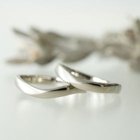 【renri(レンリ)】の口コミ シンプルながらも、質感をマットとツヤで切り替えているため、飽きがこない...