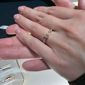 【ショーメ(CHAUMET)】の口コミ せっかくなので、普段買わないようなキラキラしている婚約指輪をつけてみた...