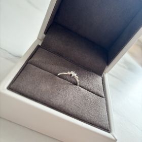 【TOWA(永遠)の口コミ】 中心は桜デザインのダイヤモンドになっており、周りには桜の葉模様のダイ…