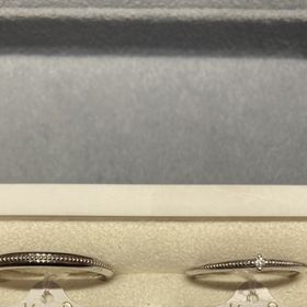 【ケイウノ ブライダル(K.UNO BRIDAL)の口コミ】 デザイン性のある指輪が多く、こちらはシンプルな造りにも関わらずミル打…