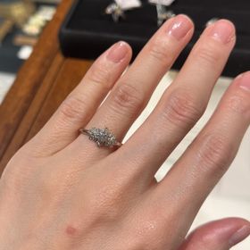 【AbHeri(アベリ)の口コミ】 婚約指輪としても店員さんがお勧めのfleursを試着させてもらいました。個…