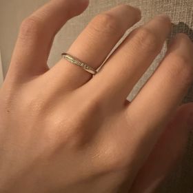 【銀座ダイヤモンドシライシの口コミ】 最初V字のものを探しており、新作のこちらを見せていただきました。シンプ…