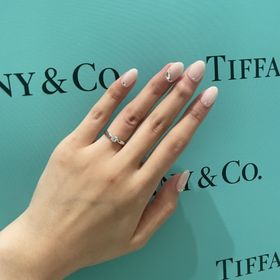【ティファニー(Tiffany & Co.)の口コミ】 中心に大きめのダイヤがある王道のデザインです。王道デザインの中でもこ…