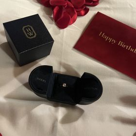 【ハリー・ウィンストン(Harry Winston)】の口コミ ハリーウィンストンのソリティアリングは、とにかくダイヤの輝きが別格でし...