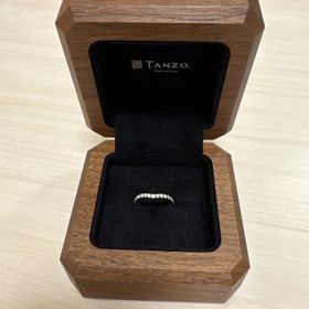 【TANZO.(鍛造指輪)の口コミ】 ハーフエタニティで探していてこのＶ字カーブが絶妙で目に止まりました。…