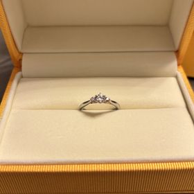 【ケイウノ ブライダル(K.UNO BRIDAL)の口コミ】 ピンクのリボンが内側に入っており、上から見た時は見えないが、横から見…