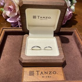 【TANZO.(鍛造指輪)の口コミ】 同じ加工方法で仕上げてもらった結婚指輪は、統一感がありつつ、私のリン…