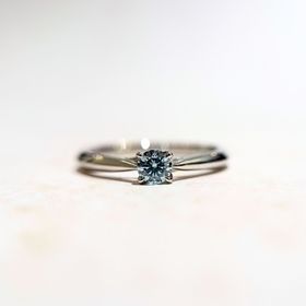 【CAFERING(カフェリング)の口コミ】 先に選んだ結婚指輪とセットリングとして販売されていて、シンプルかつ王…