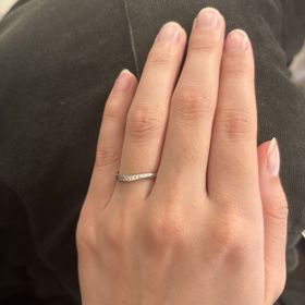 【Quand de Mariage(クワンドゥマリアージュ)の口コミ】 細身で華奢なデザインなのに、指を動かすたびに小さなストーンが上品に輝…