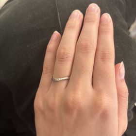 【Quand de Mariage(クワンドゥマリアージュ)】の口コミ 細身で華奢なデザインなのに、指を動かすたびに小さなストーンが上品に輝い...