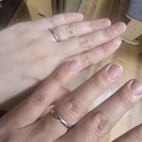 【AMOUR AMULET(アムール・アミュレット)の口コミ】 新郎はシンプル、デザインは少しねじれている感じ。
上側は太めで存在感が…