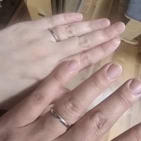 【AMOUR AMULET(アムール・アミュレット)】の口コミ 新郎はシンプル、デザインは少しねじれている感じ。
上側は太めで存在感が...