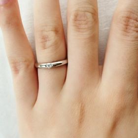 【ROYAL ASSCHER(ロイヤル・アッシャー)の口コミ】 私たちは婚約指輪を買わなかったので、結婚指輪らしい一粒ダイヤのデザイ…