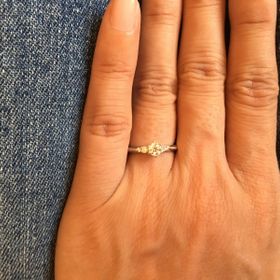 【エクセルコダイヤモンド(EXELCO DIAMOND)の口コミ】  ミル打ちのデザインがある為か 横から見ても綺麗に見えました。リング選…