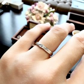 【TANZO.(鍛造指輪)の口コミ】 三連ダイヤモンド、スターダスト加工等の洗練されたデザイン。
また内側に…