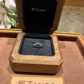 【TANZO.(鍛造指輪)の口コミ】 一石ドンッという感じが苦手だったので、左右にメレダイヤを配置するデザ…