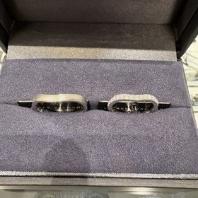 【ラザール ダイヤモンド(LAZARE DIAMOND)の口コミ】 ラザールのV字ラインの結婚指輪は、シンプルながらも手元にほどよいライン…