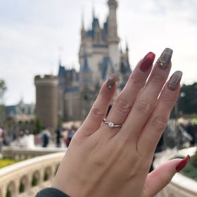 【ケイウノ ブライダル(K.UNO BRIDAL)の口コミ】 ひねりが可愛くて女性らしい特別感のある指輪で輝くダイヤモンドがより華…