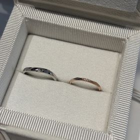 【AMOUR AMULET(アムール・アミュレット)の口コミ】 新婦用のリングはピンクゴールドの色味が肌とマッチしてすごく可愛いです…