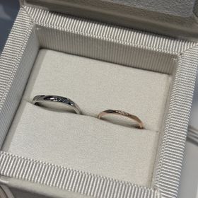 【AMOUR AMULET(アムール・アミュレット)】の口コミ 新婦用のリングはピンクゴールドの色味が肌とマッチしてすごく可愛いです！...