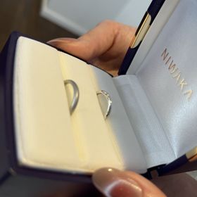 【俄(にわか)】の口コミ ダイヤモンドが付いていて、動きのあるデザインを探していました。スタッフ...