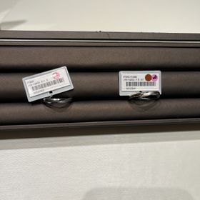 【アイプリモ(I-PRIMO)の口コミ】 デザインはシンプルながらひとくせあり、どんなシーンでもつけやすいが華…