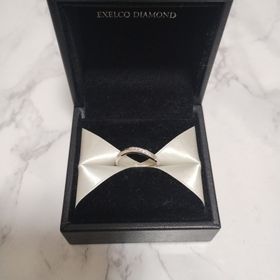 【エクセルコダイヤモンド(EXELCO DIAMOND)の口コミ】 逆ウェーブの作りになっており、傾斜がある指でも指輪が真っ直ぐ見えます…