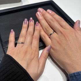 【ラザール ダイヤモンド(LAZARE DIAMOND)の口コミ】 この指輪は、もともとV字ラインのデザインの指輪を探していたことから試着…