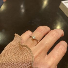 【ケイウノ ブライダル(K.UNO BRIDAL)の口コミ】 ルミナーレは繊細な曲線がとても美しく、指をすっきり長く見せてくれると…