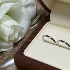 【TANZO.(鍛造指輪)の口コミ】 デザインはシンプルですが、プラチナでとてもキラキラしていて綺麗です。…