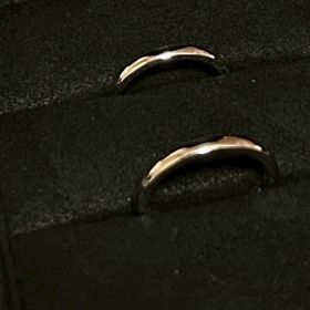 【グラフ(GRAFF)】の口コミ シンプルなデザインで、普段つけてても手にしっかりとフィットする指輪だと...