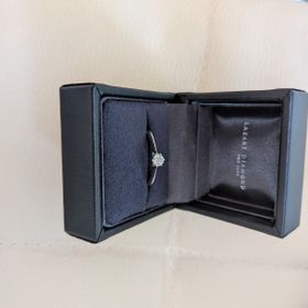 【ラザール ダイヤモンド(LAZARE DIAMOND)の口コミ】 光を集めてダイヤが光る
ダイヤ下部にダイヤの形があるのでシンプルであり…