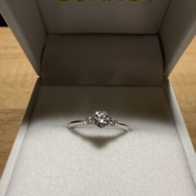 【ジュエリーソネット】の口コミ 明るめで細身のプラチナリングでセンター石＋両サイドに小粒の石が並ぶ可憐...