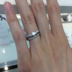 【DEAREST(ディアレスト)の口コミ】 婚約指輪はリボンの形がとても可愛いです。一つダイヤのものと迷ったが形…