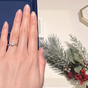 【銀座ダイヤモンドシライシの口コミ】 程よいV字のリングのため指が引き締まり綺麗に見えます。両サイドに小ぶり…