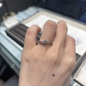 【アイプリモ(I-PRIMO)の口コミ】 2粒ずつのメレダイヤが可愛くダイヤモンドが映えるデザインでした。V字デ…