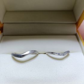 【ケイウノ ブライダル(K.UNO BRIDAL)の口コミ】 ウェーブがかかったデザインと木目金の模様が素敵です。
他店舗でも木目金…