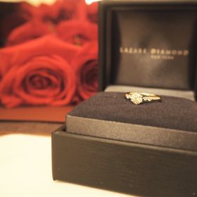 【ラザール ダイヤモンド(LAZARE DIAMOND)の口コミ】 メレダイヤは完全埋め込みで中心に向かって絞りがある、メインダイヤは立…