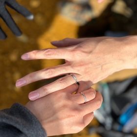 【アイプリモ(I-PRIMO)の口コミ】 細身で無駄のないデザインが指に自然になじみ、長時間つけても違和感のな…