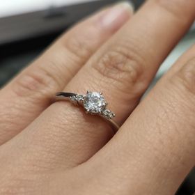 【アイプリモ(I-PRIMO)の口コミ】 シンプルで上品なデザインながら、センターダイヤとサイドの石がしっかり…