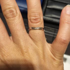 【銀座ダイヤモンドシライシの口コミ】 派手すぎないシンプルなデザインを中心に、形や幅、ダイヤの見え方の違い…