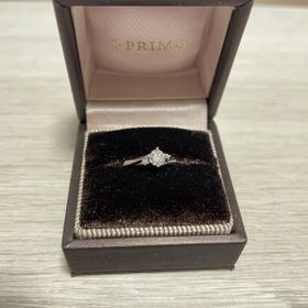 【アイプリモ(I-PRIMO)の口コミ】 ウェーブの形でダイヤモンドが3つついているパターンです。指が綺麗に見え…