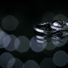 【銀座ダイヤモンドシライシの口コミ】 指輪の内側には、夫婦の誕生石と、自分でデザインして書いた「T（チューリ…