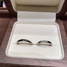 【TANZO.(鍛造指輪)の口コミ】 女性側のダイヤを入れるデザインがカットが入りシャープながらも落ち着き…