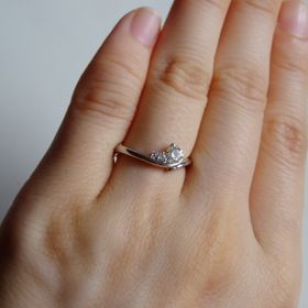 【A・D・A(エー・ディー・エー)の口コミ】 大きさの違う石が3つ付いているところが気に入りました。特に一番小さい石…