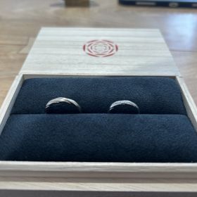 【出雲結(いずもゆい)の口コミ】 シャンパンゴールドの祈縁にしました。ほとんどの人がシルバー一色の指輪…