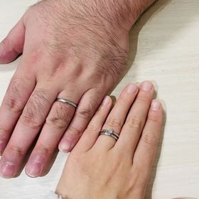 【アイプリモ(I-PRIMO)の口コミ】 デザイン:斜めラインのデザイン
女性リングは斜めにダイアが3石入っていま…