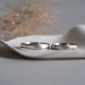 【Cayof(カヨフ)の口コミ】 シンプルながら、ひねり部分とその他でマット加工の種類を変えていて、飽…