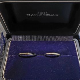 【銀座ダイヤモンドシライシの口コミ】 細身なので指が長くキレイに見えます。シンプルながらもカーブを描いてダ…