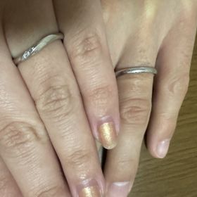 【ケイウノ ブライダル(K.UNO BRIDAL)の口コミ】 自然なウェーブが指を長く見せてくれます。シンプルなデザインですが、き…